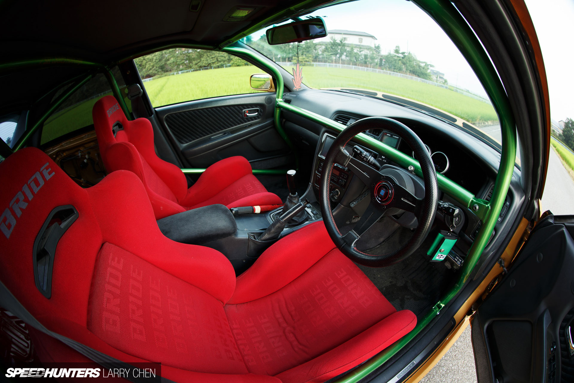 Красный салон, руль Nardi, полуковш Bride, зеленый каркас в Toyota Mark 2 JZX100