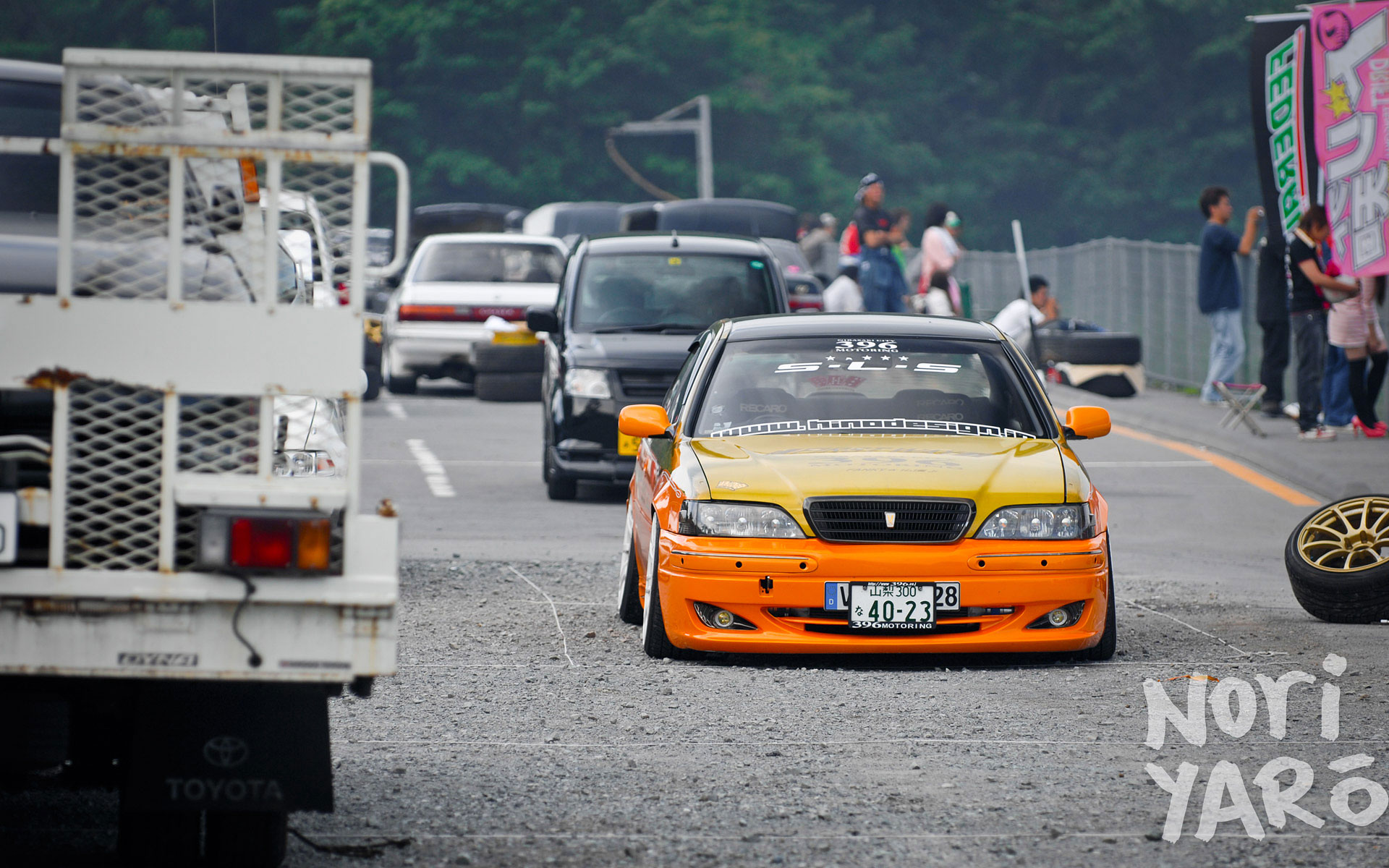 Жгучий оранжевый Toyota Cresta JZX100 на дрифте